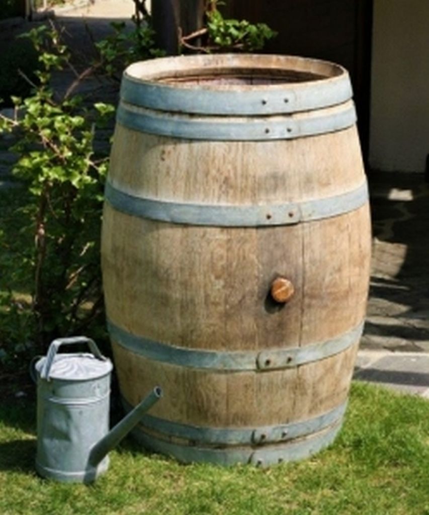 Wasser-und Blumenfässer 