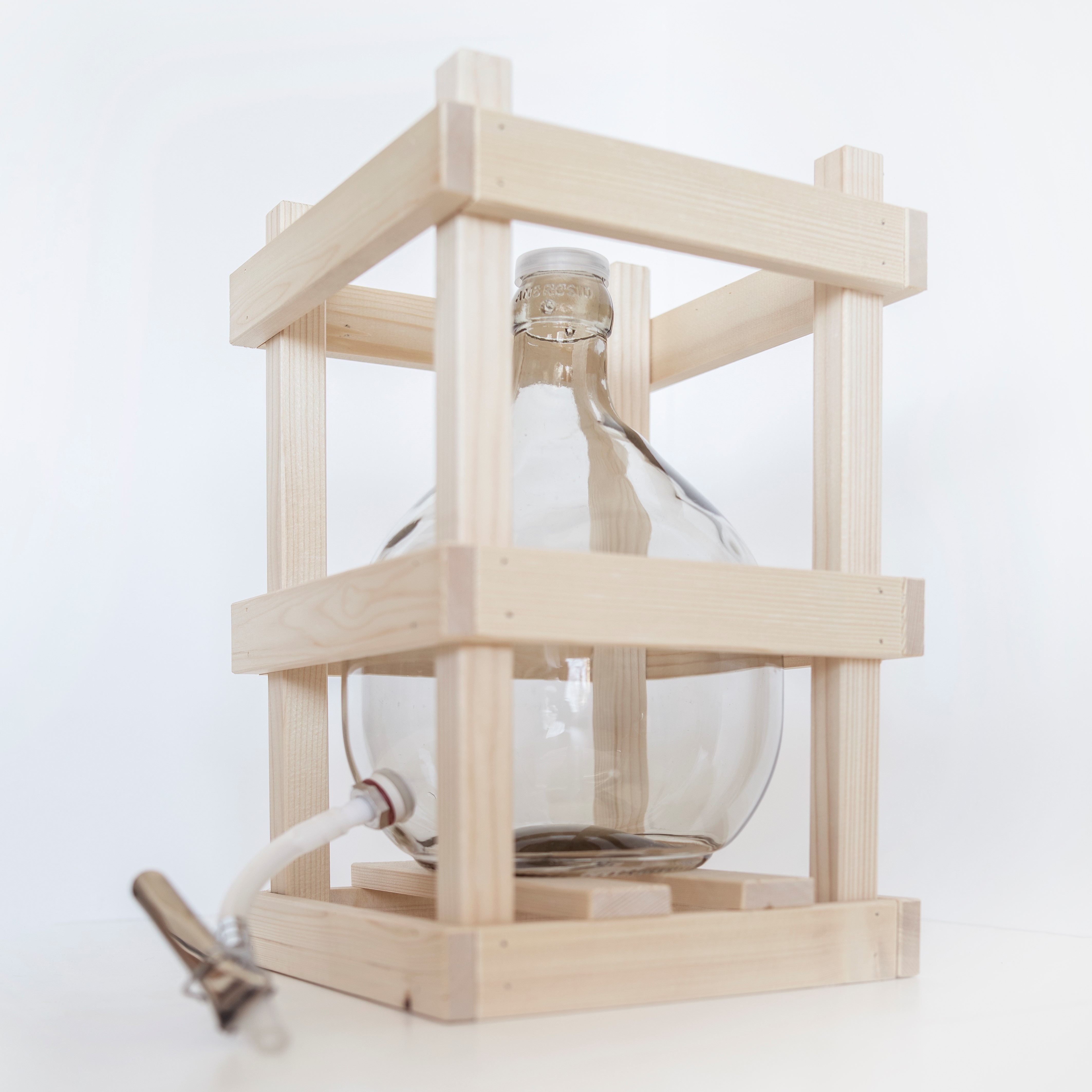 Glasballon in Holzkiste mit Ablass