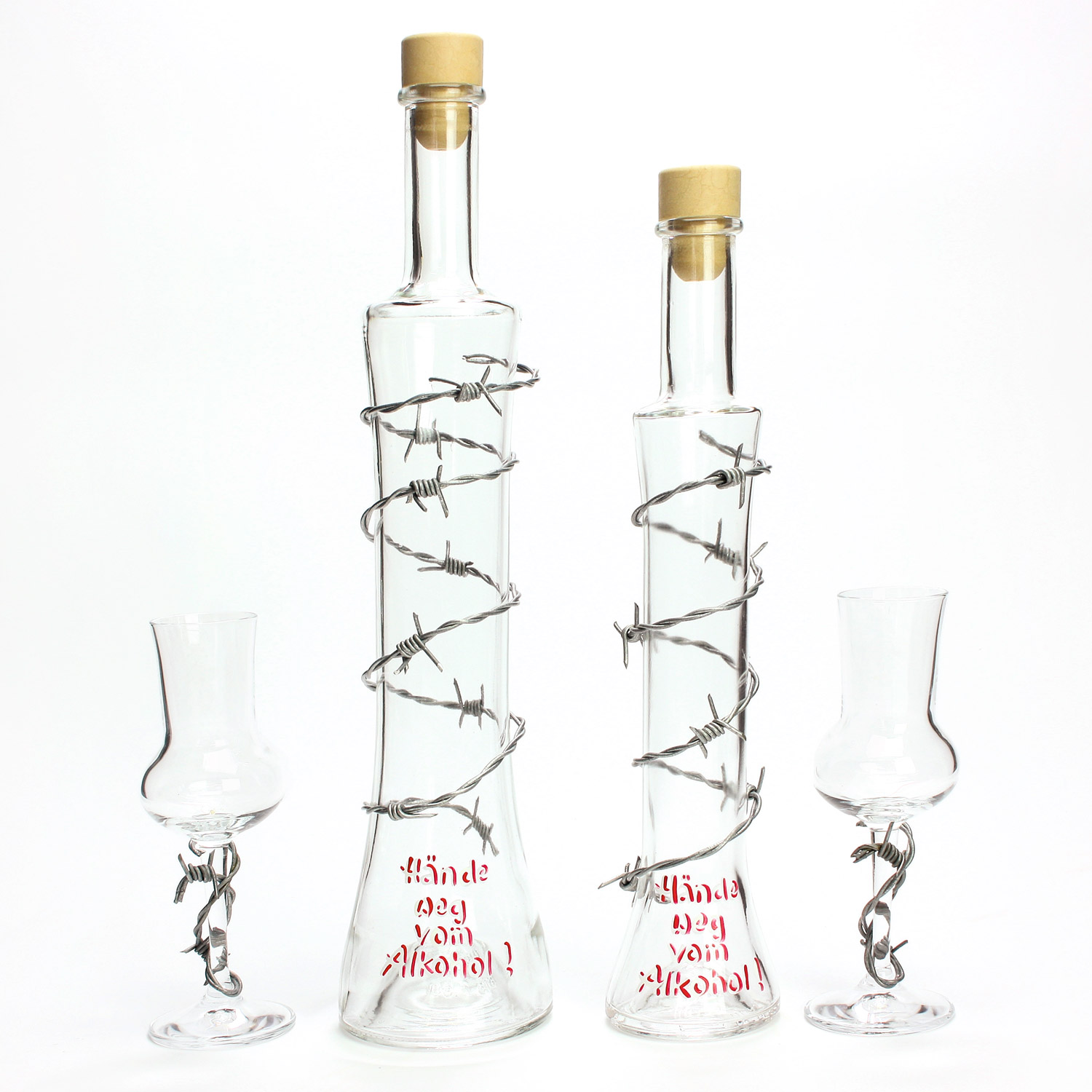 Flasche "Princessa" und Grappaglas mit Stacheldraht