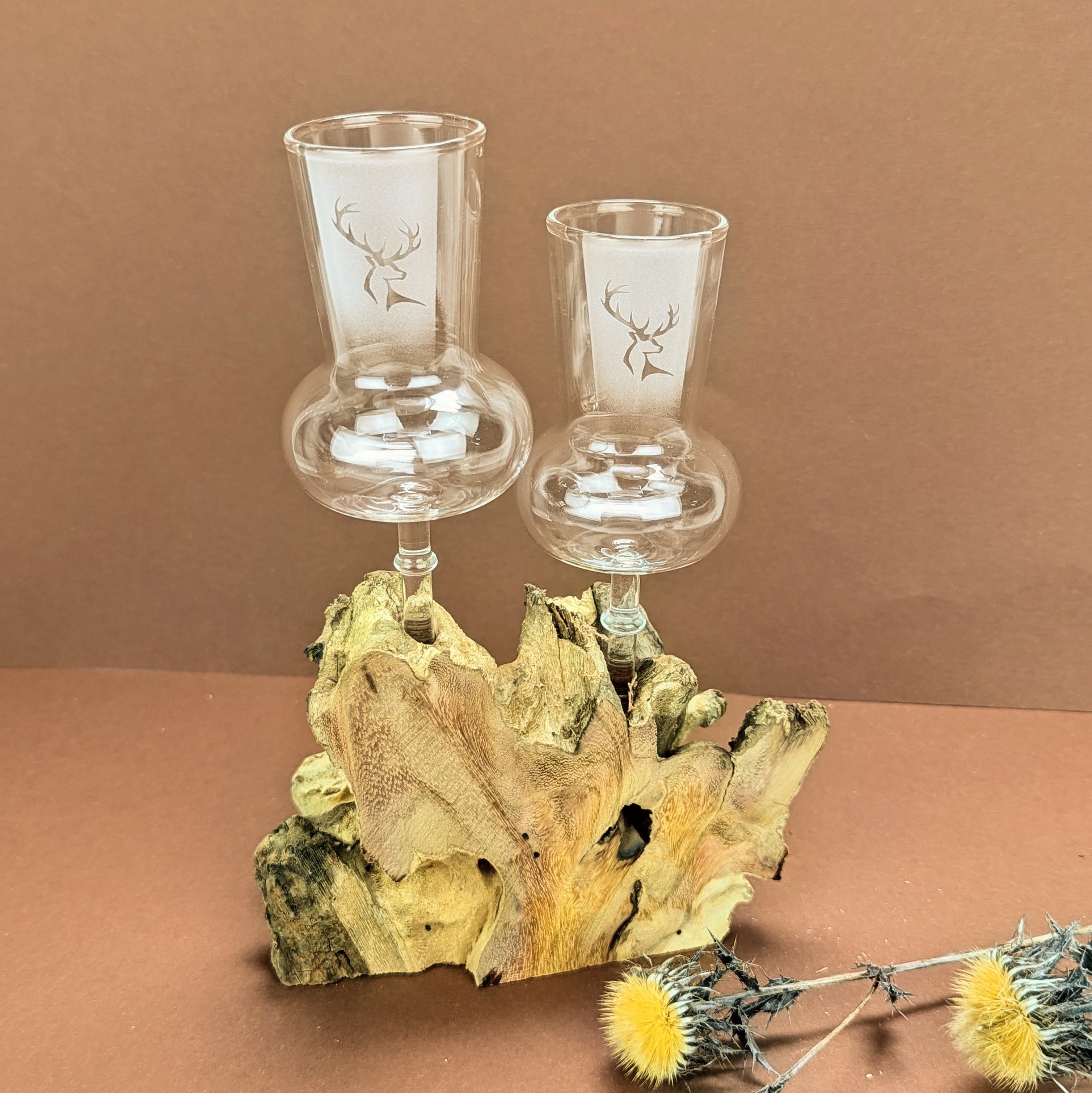 Wurzel mit Stamperl und Hirsch-Dekor
