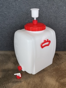 Kunststofffässer liegend, mit Gärglocke