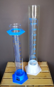 Glas-Messzylinder mit Skala 