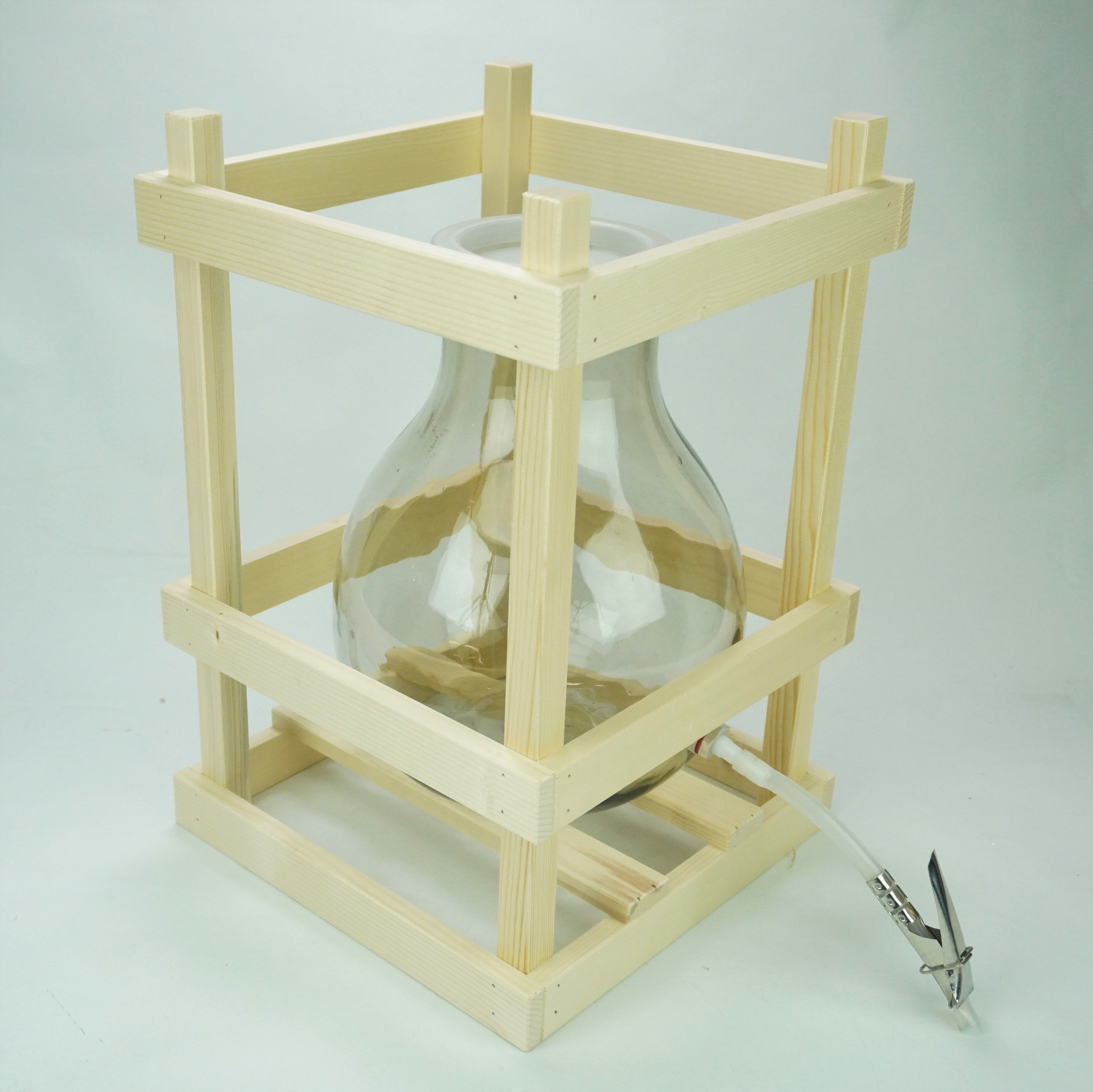 Weithalsballon in Holzkiste mit Ablass